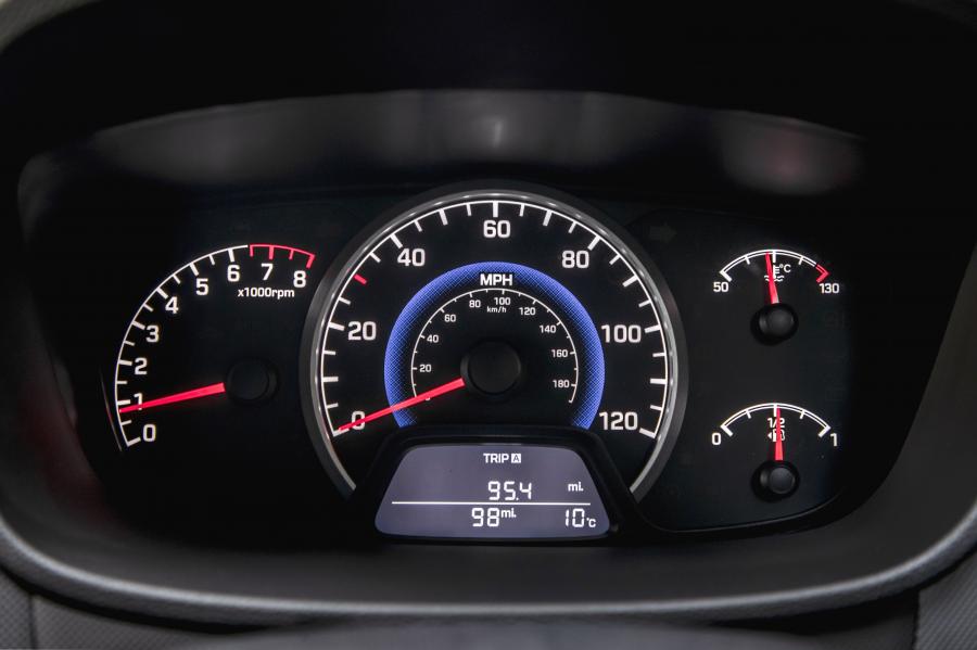 Панель приборов Hyundai i10 Play 2019 года  (UK) (фото 18 из 42)